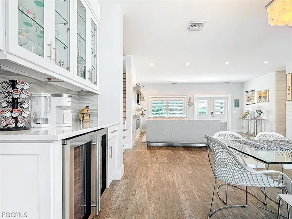 $3,599,000 | 750 Periwinkle Way, Sanibel, FL 33957