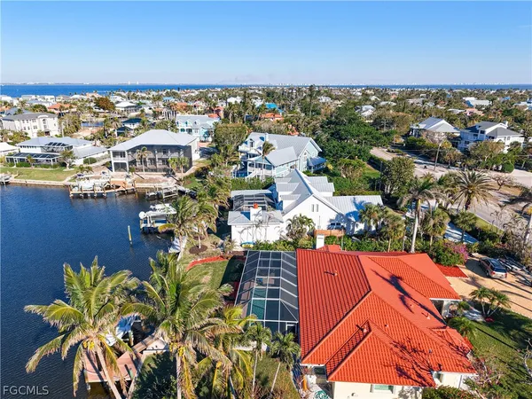 $3,599,000 | 750 Periwinkle Way, Sanibel, FL 33957