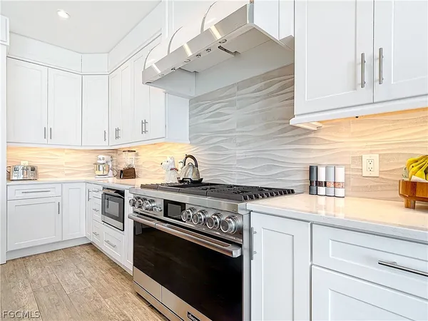 $3,599,000 | 750 Periwinkle Way, Sanibel, FL 33957