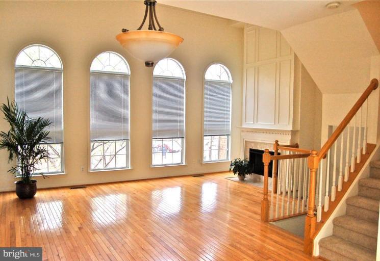 6004 Lincolnia Road Alexandria, VA 22312 - Photo 3 of 26 Living Room