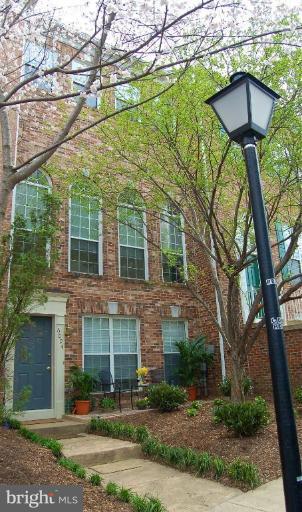 6004 Lincolnia Road Alexandria, VA 22312 - Photo 4 of 26 Exterior (Main)
