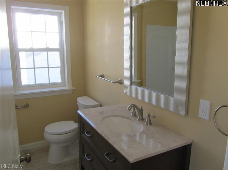 2610 Kerwick Road Cleveland, OH 44118 - Photo 18 of 23 Upstairs full second bath was totally remodeled and has tub/shower.