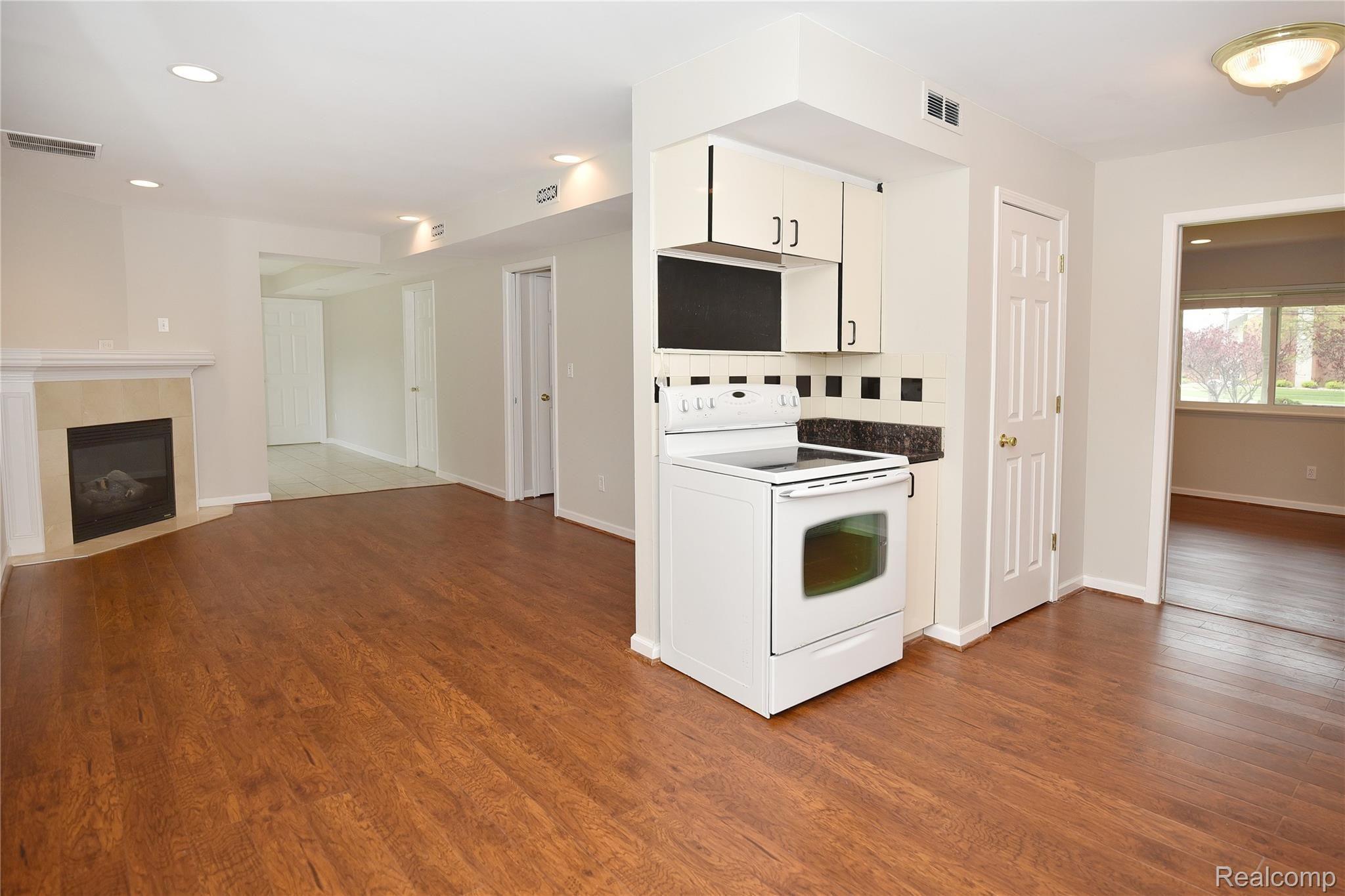 2793 East Square Lake Road Troy, MI 48085 - Photo 9 of 27 2793 E Square Lake Rd_09.JPG