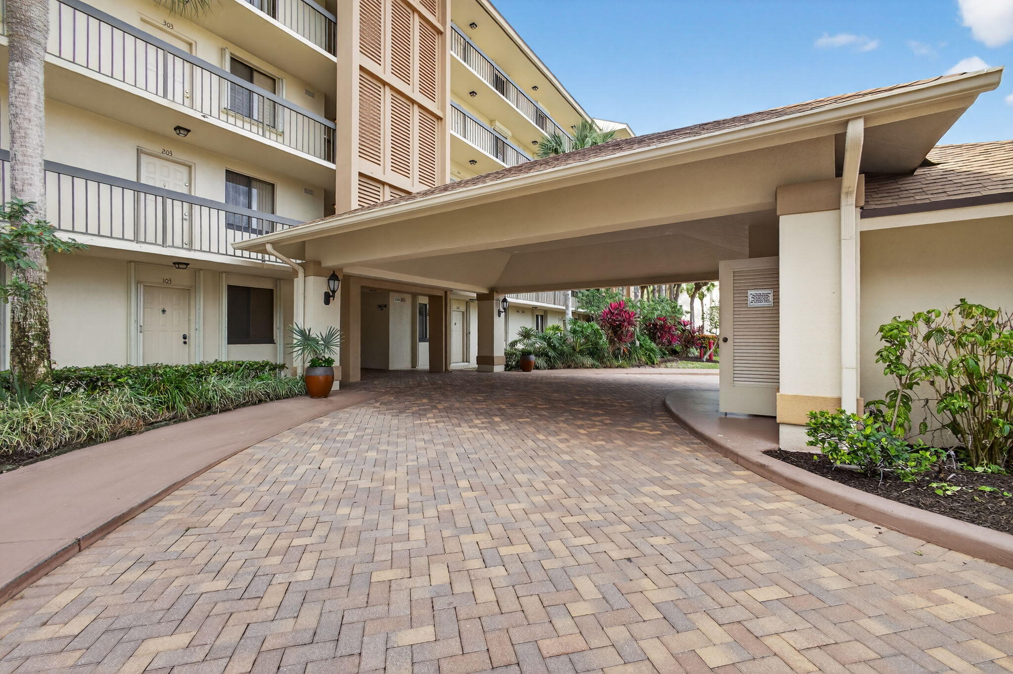 2201 Marina Isle Way, Unit 202 Jupiter, FL 33477 - Photo 19 of 29 Covered area at front of Building