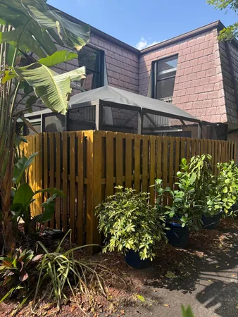 a view of a backyard