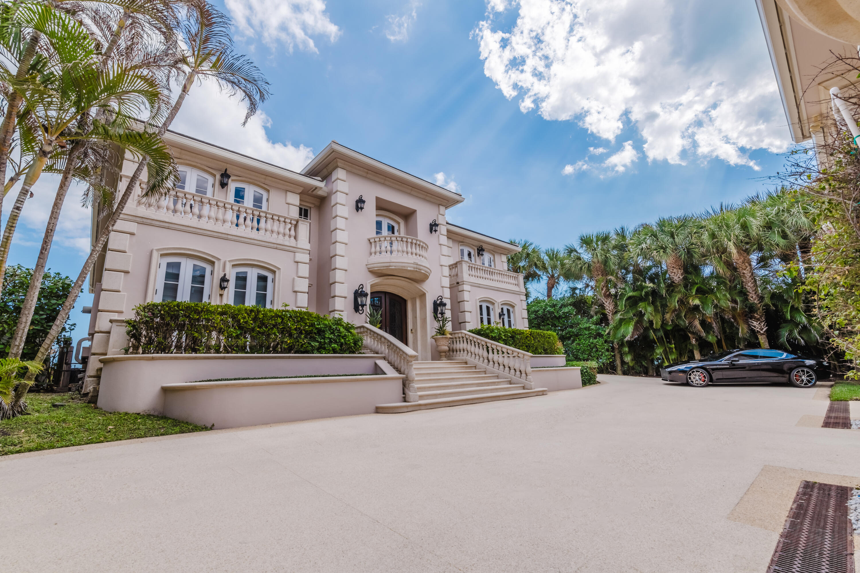19 North Beach Road Jupiter Island, FL 33455 - Photo 8 of 80 Exterior Front of Main House