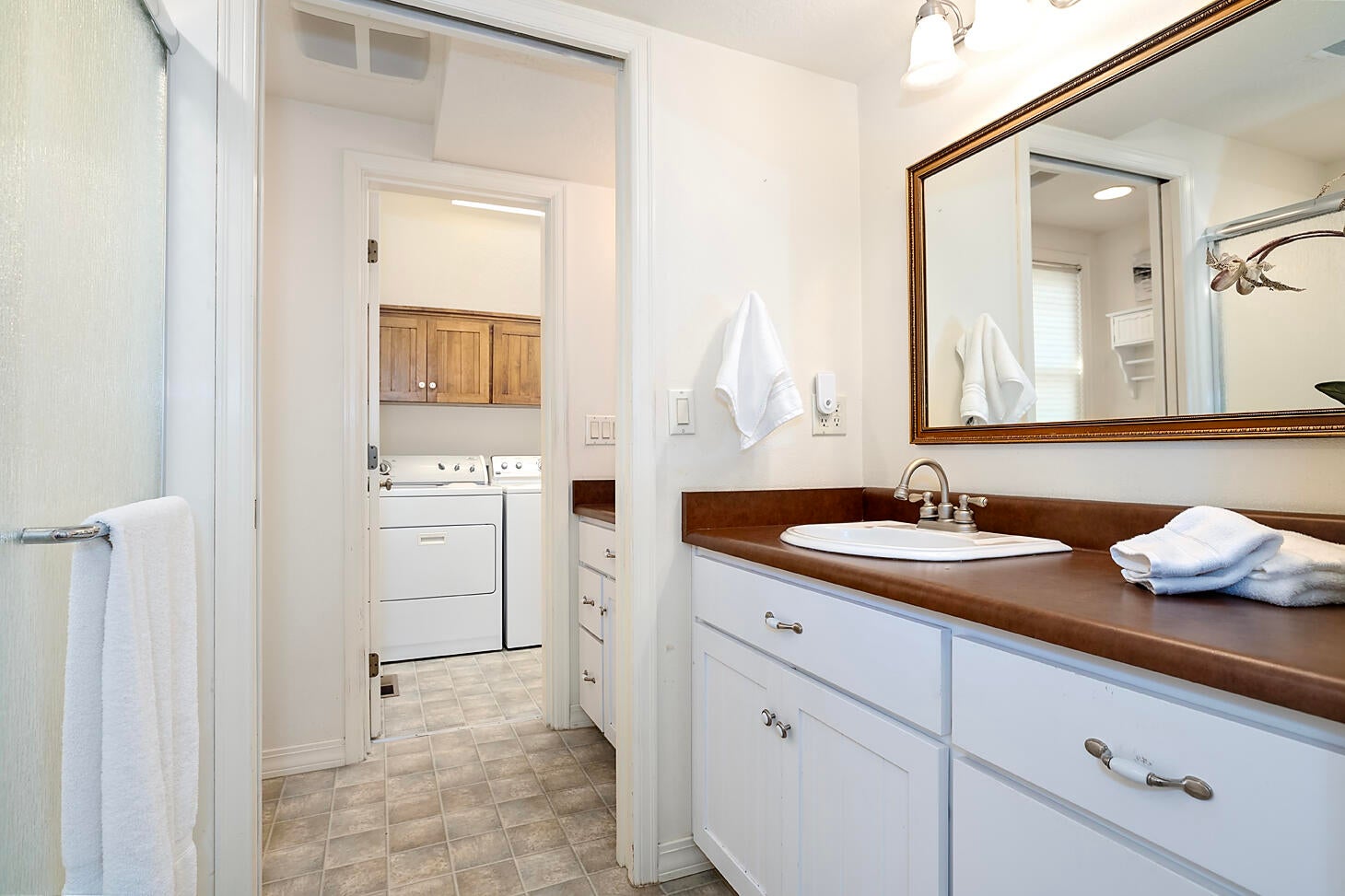 250 Maple Street Central Point, OR 97502 - Photo 17 of 54 Master bath w/dual sinks and access to the laundry room