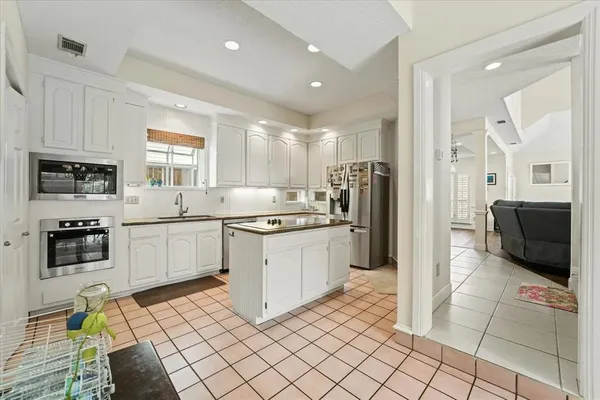 $2,895 | 9420 Blue Jay Way, Irving, TX 75063