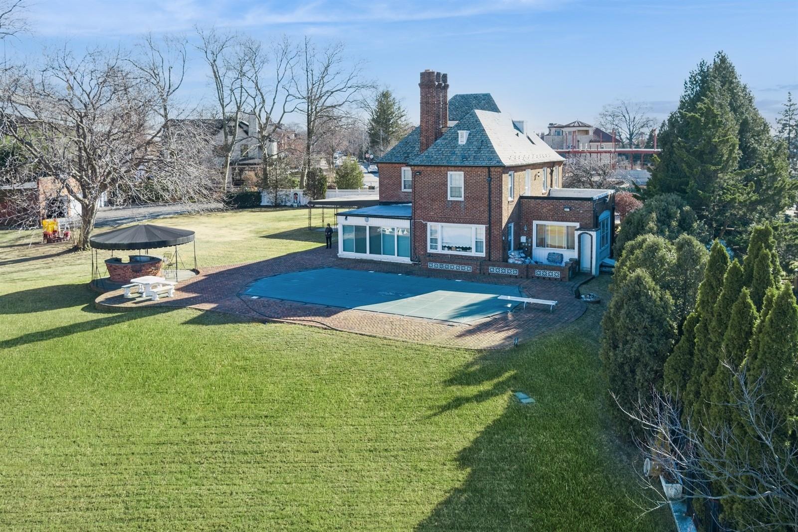 125 Malba Drive Queens, NY 11357 - Photo 21 of 36