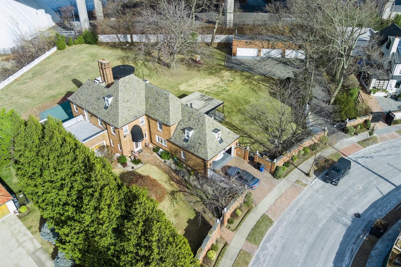 125 Malba Drive Queens, NY 11357 - Photo 4 of 36