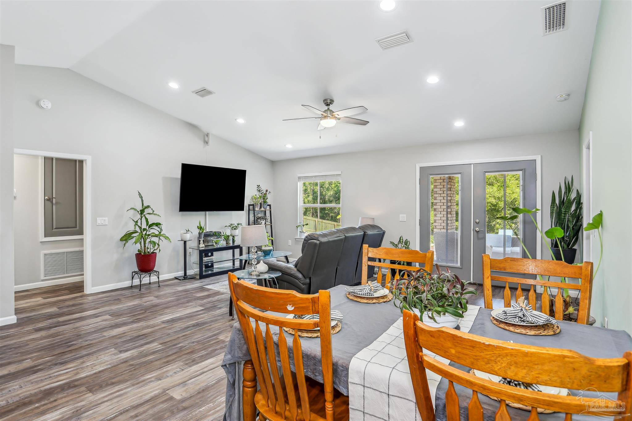 5565 Riviera Drive Milton, FL 32583 - Photo 6 of 30 Gallery Image 6