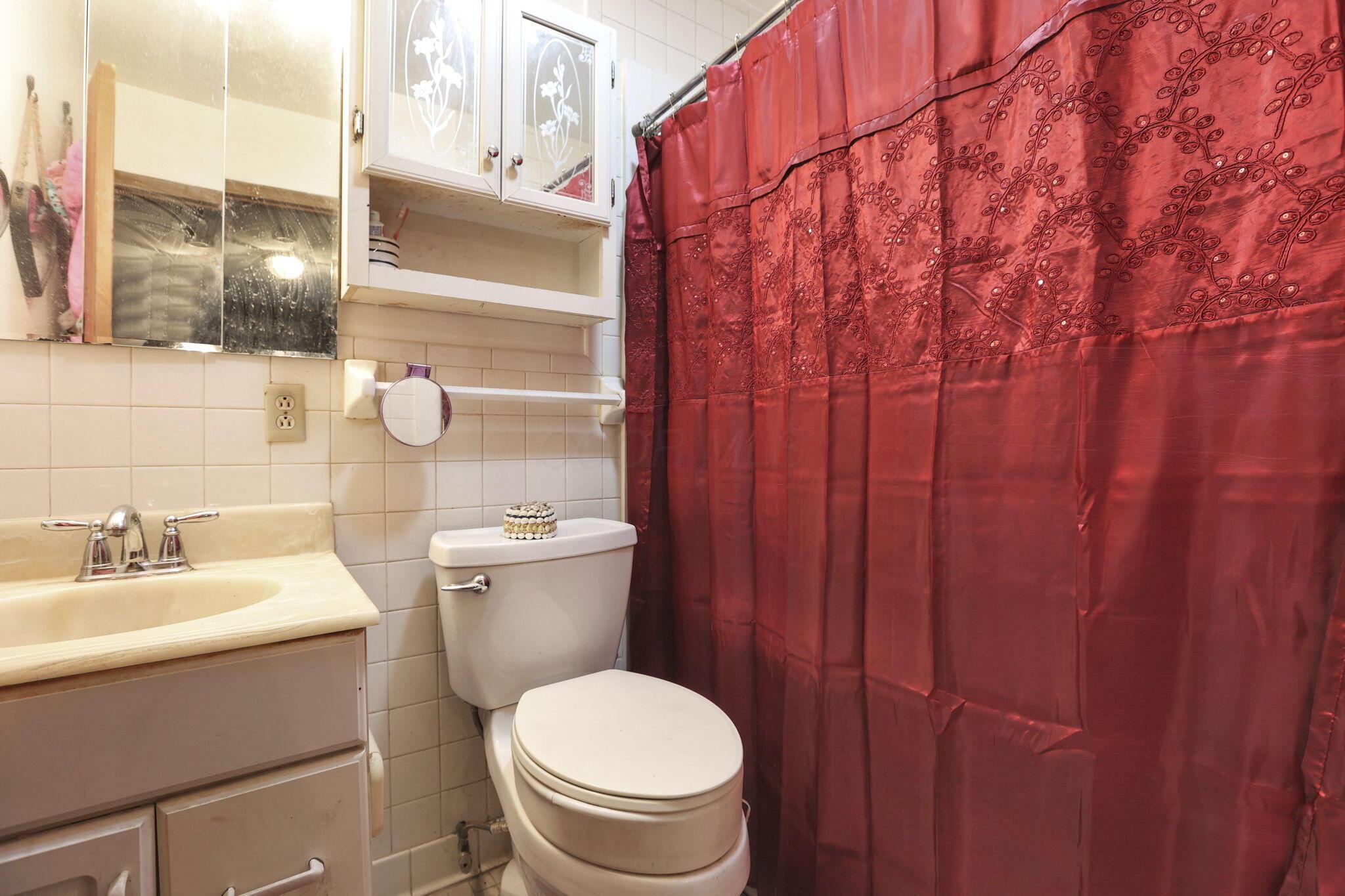 4969 Lockbourne Road Columbus, OH 43207 - Photo 22 of 32 Full guest bathroom with tub/shower combo
