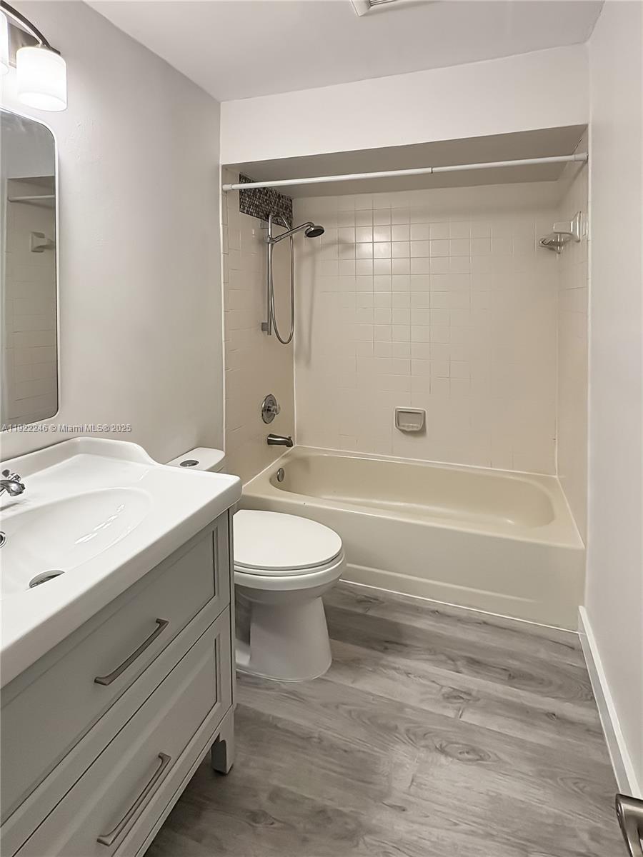 12759 Southwest 146th Terrace Miami, FL 33186 - Photo 6 of 10 a bathroom with a toilet a sink and bathtub