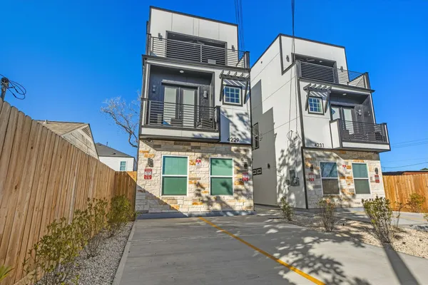 a view of a back yard of the building