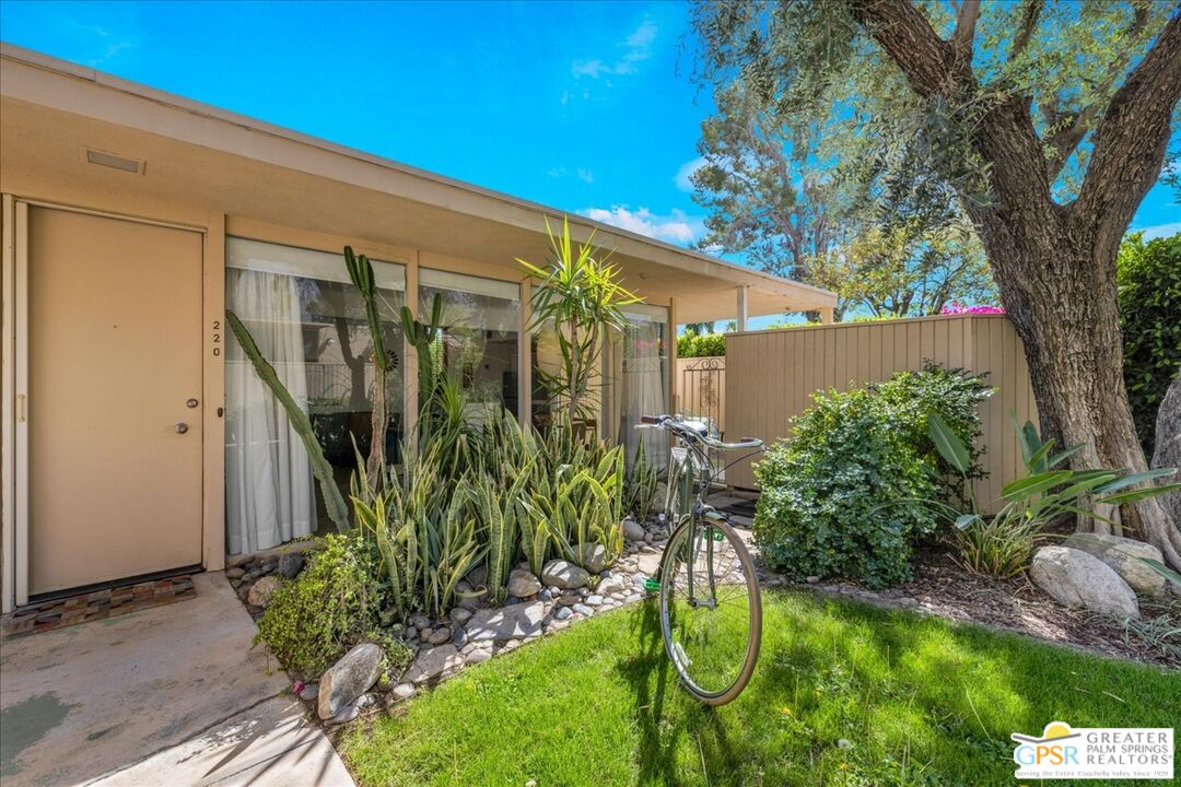 360 Cabrillo Road, Unit 220 Palm Springs, CA 92262 - Photo 6 of 57 a backyard of a house with lots of green space