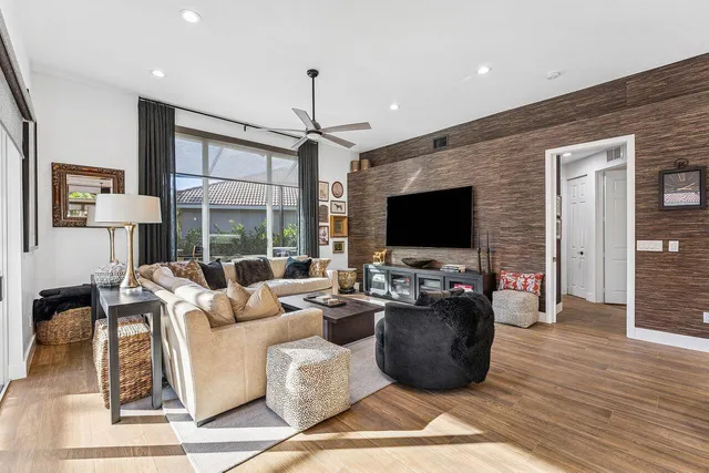 $999,900 | 6998 Southeast Sleepy Hollow Lane, Stuart, FL 34997