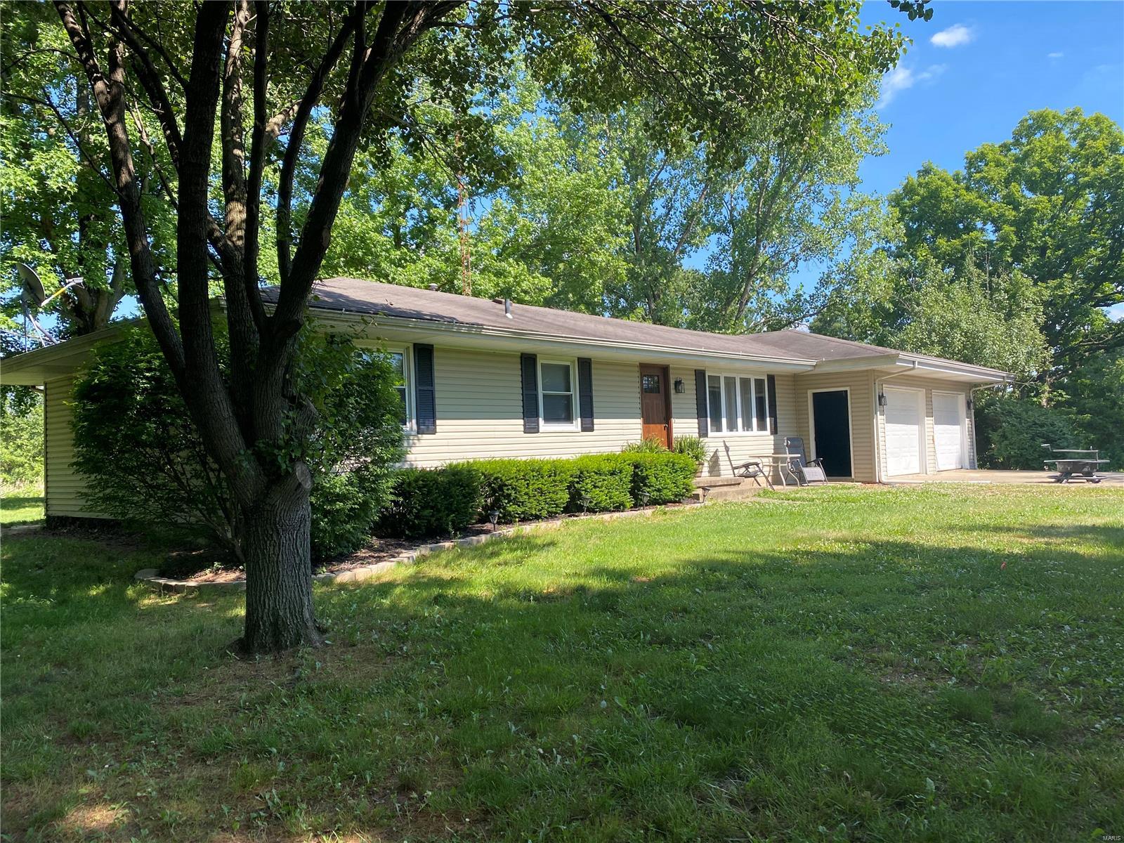 2660 Metcalf Road Iuka, IL 62849 - Photo 2 of 28