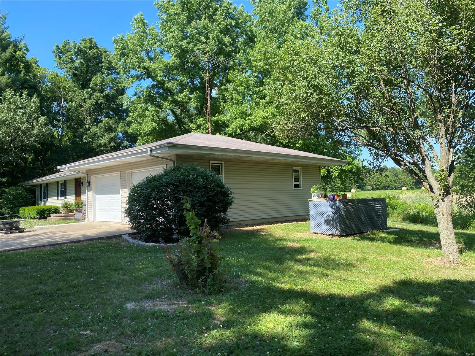 2660 Metcalf Road Iuka, IL 62849 - Photo 3 of 28