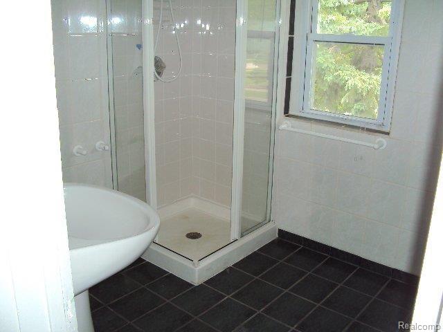 3809 Kent Road Royal Oak, MI 48073 - Photo 5 of 12 bathroom 2