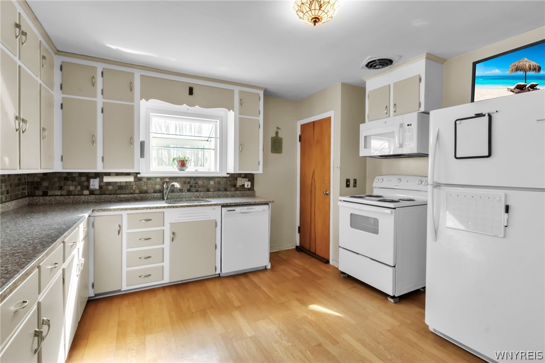 9471 York Road Le Roy, NY 14482 - Photo 8 of 36