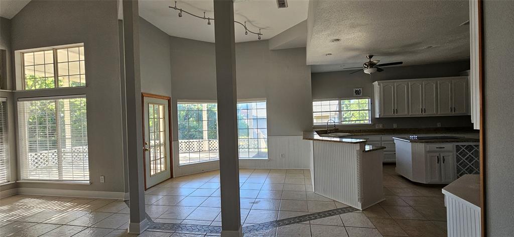 137 Oakview Gainesville, TX 76240 - Photo 6 of 37 Breakfast Nook