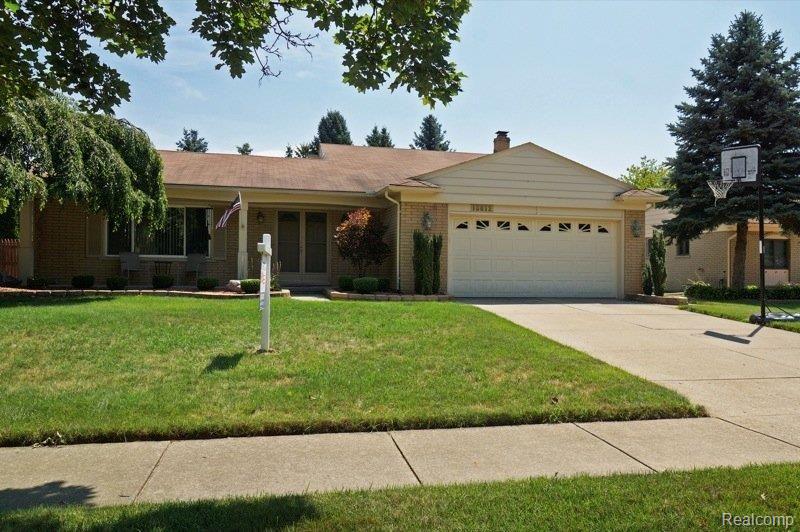 18612 Gill Road Livonia, MI 48152 - Photo 1 of 23 Front of House