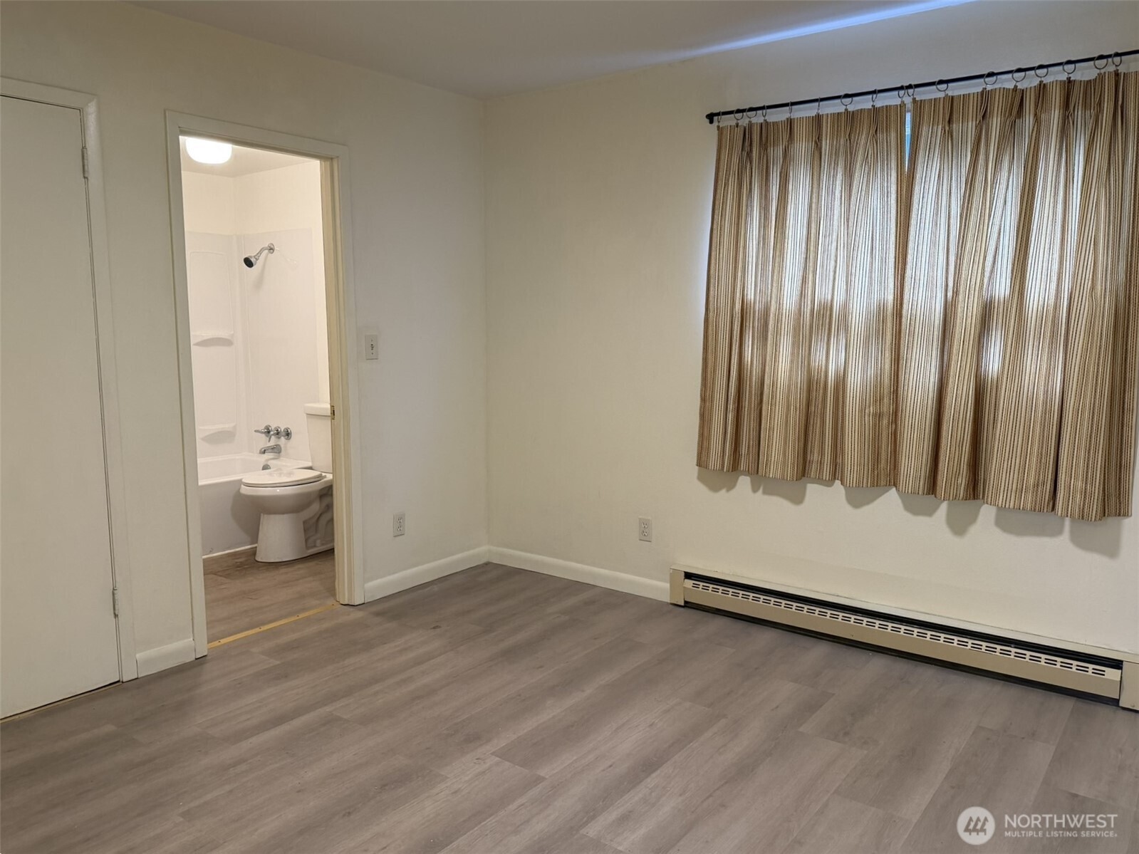 809 West Market Street Aberdeen, WA 98520 - Photo 16 of 39 an empty room with wooden floor and a window