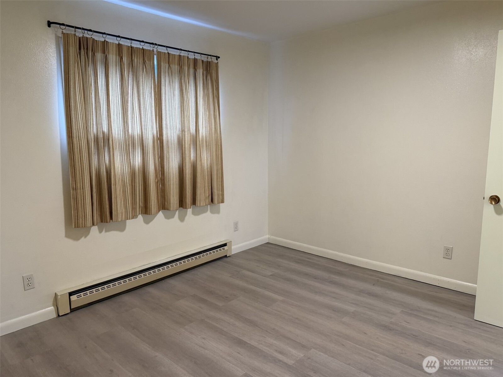 809 West Market Street Aberdeen, WA 98520 - Photo 17 of 39 an empty room with wooden floor and windows