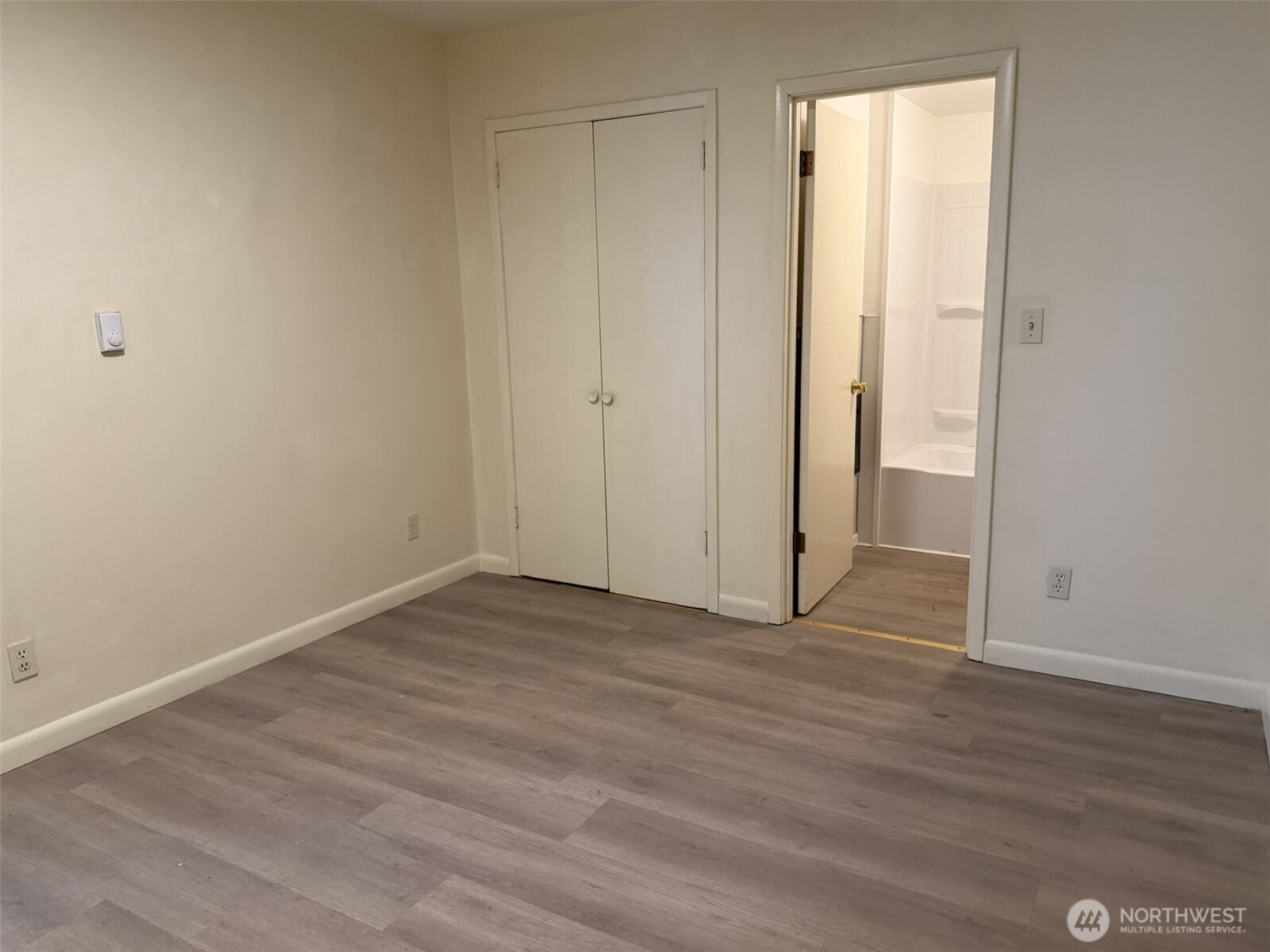 809 West Market Street Aberdeen, WA 98520 - Photo 18 of 39 a view of an empty room with wooden floor