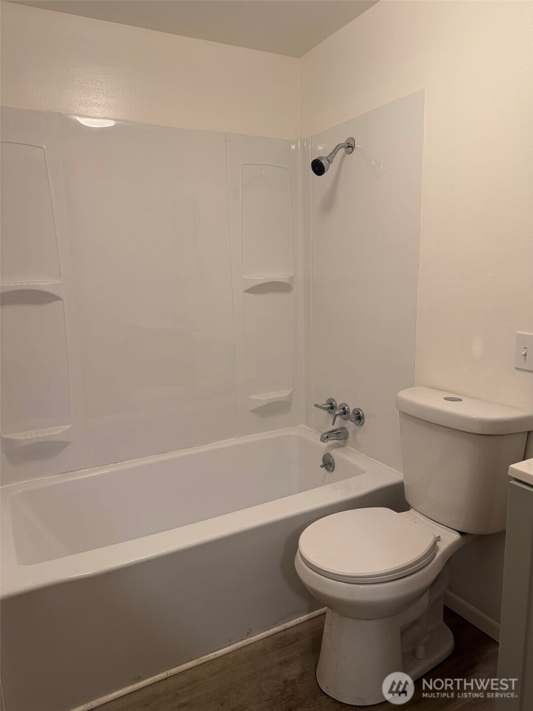 809 West Market Street Aberdeen, WA 98520 - Photo 19 of 39 a bathroom with a toilet and a bath tub