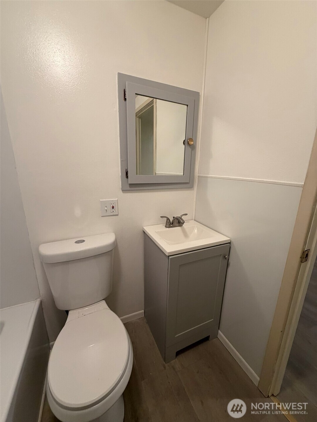 809 West Market Street Aberdeen, WA 98520 - Photo 20 of 39 a bathroom with a toilet sink and mirror