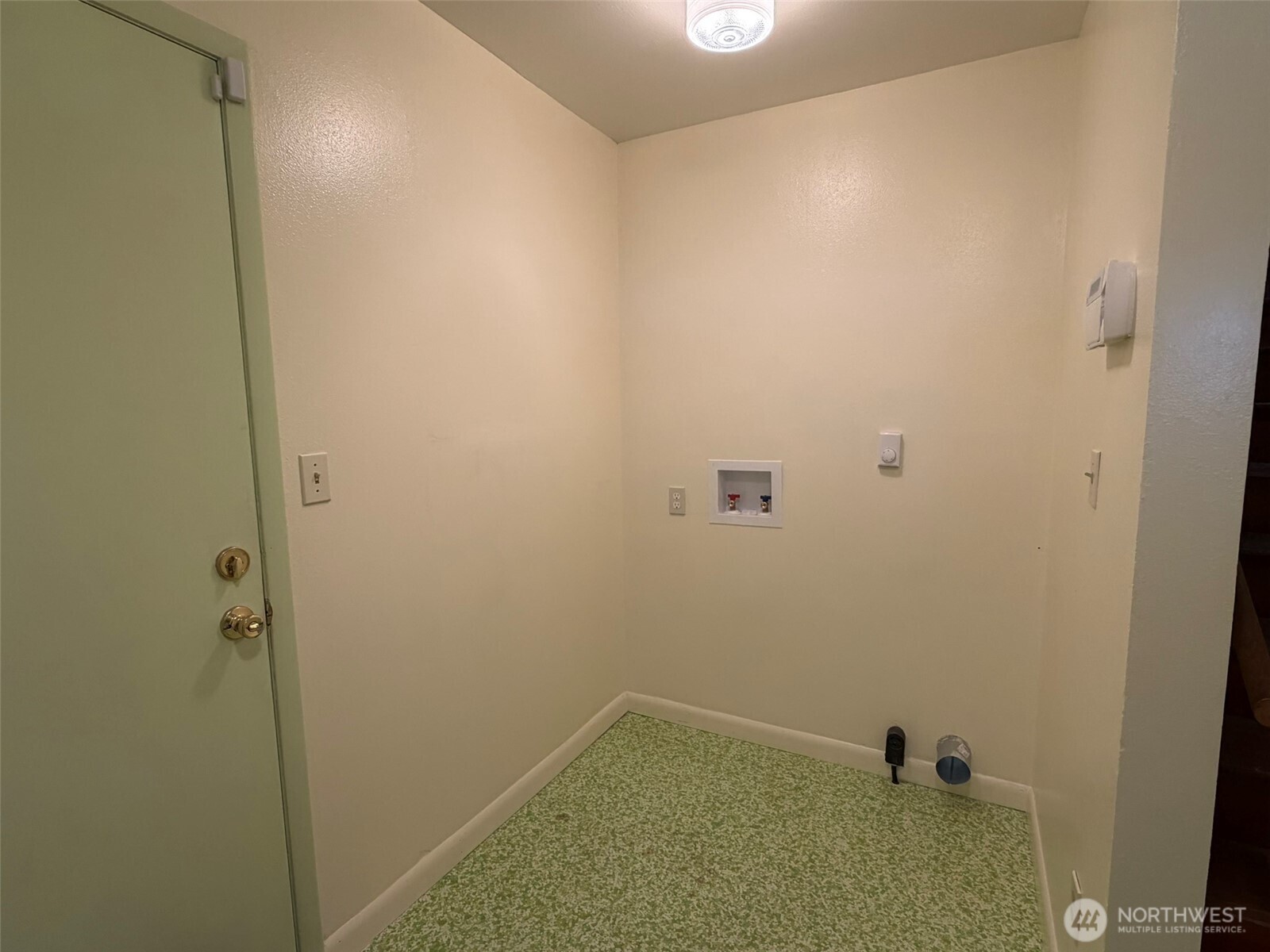 809 West Market Street Aberdeen, WA 98520 - Photo 21 of 39 a bathroom with a bathtub