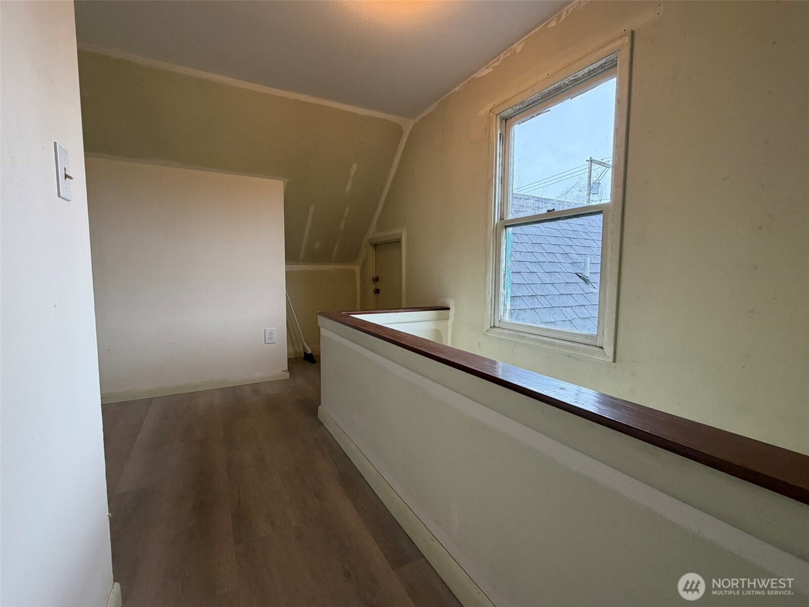 809 West Market Street Aberdeen, WA 98520 - Photo 23 of 39 a view of an empty room with wooden floor and a window