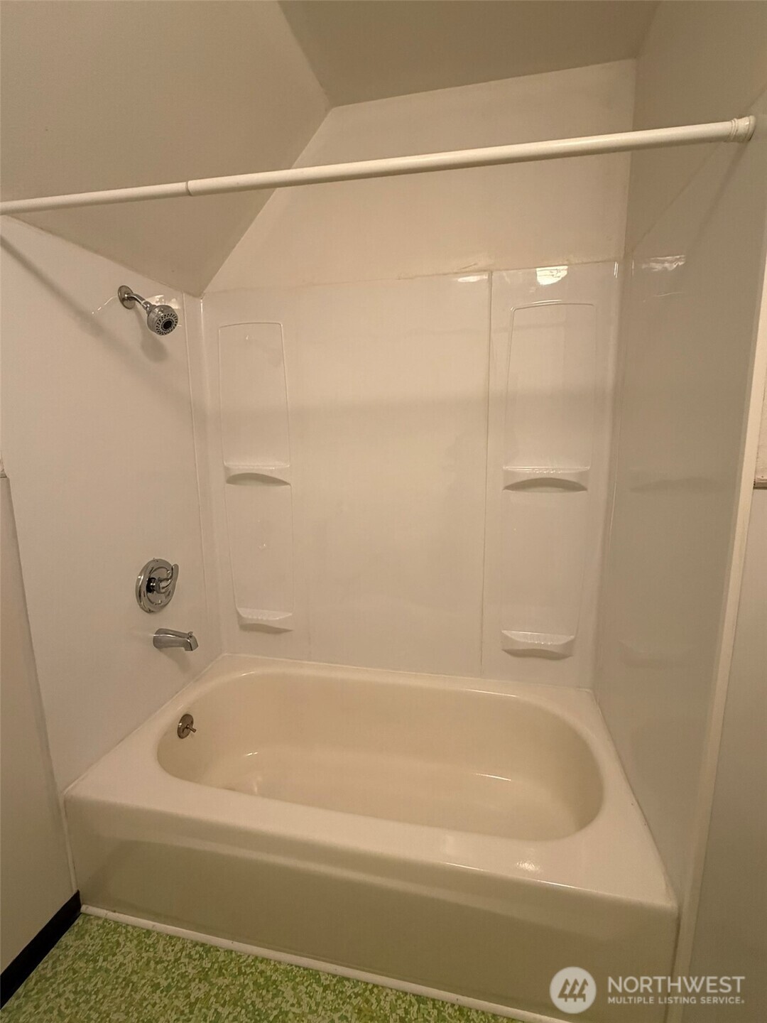 809 West Market Street Aberdeen, WA 98520 - Photo 25 of 39 a bathroom with a shower and a bath tub