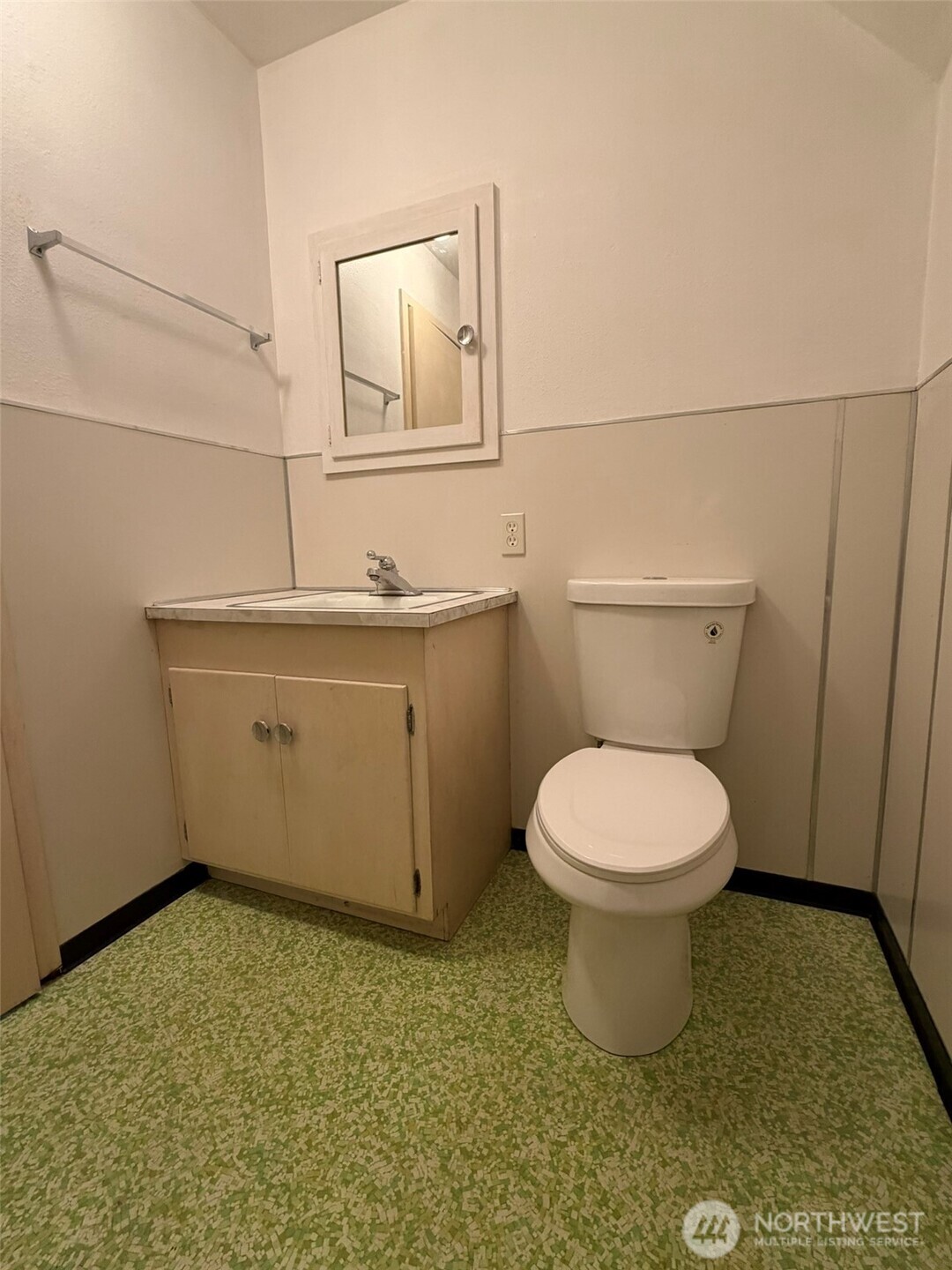 809 West Market Street Aberdeen, WA 98520 - Photo 26 of 39 a bathroom with a sink a toilet and mirror