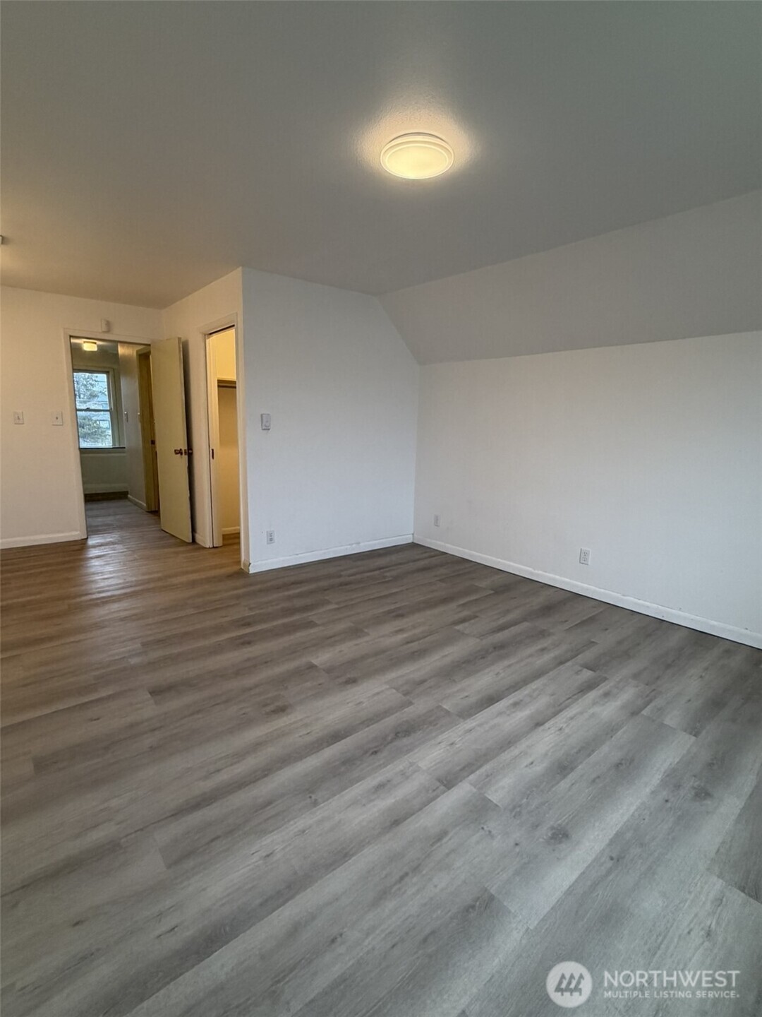 809 West Market Street Aberdeen, WA 98520 - Photo 30 of 39 wooden floor in an empty room with a window