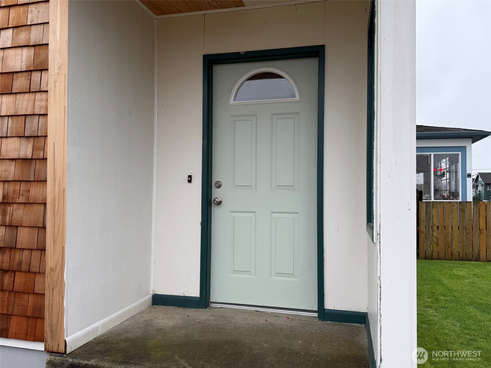 809 West Market Street Aberdeen, WA 98520 - Photo 4 of 39 a view of a livingroom with a bench