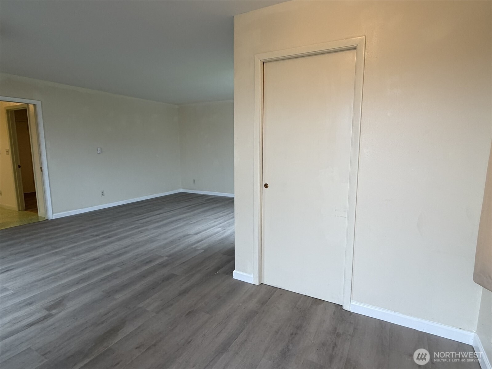 809 West Market Street Aberdeen, WA 98520 - Photo 6 of 39 an empty room with wooden floor and closet