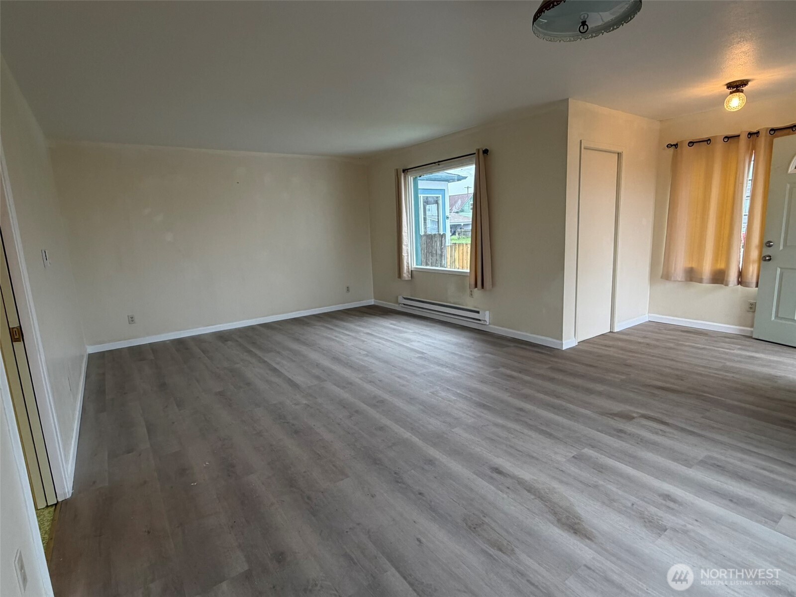 809 West Market Street Aberdeen, WA 98520 - Photo 9 of 39 an empty room with wooden floor and windows