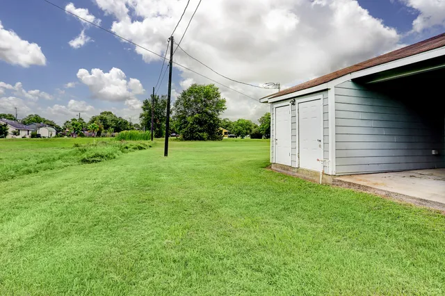 a view of an house with backyard
