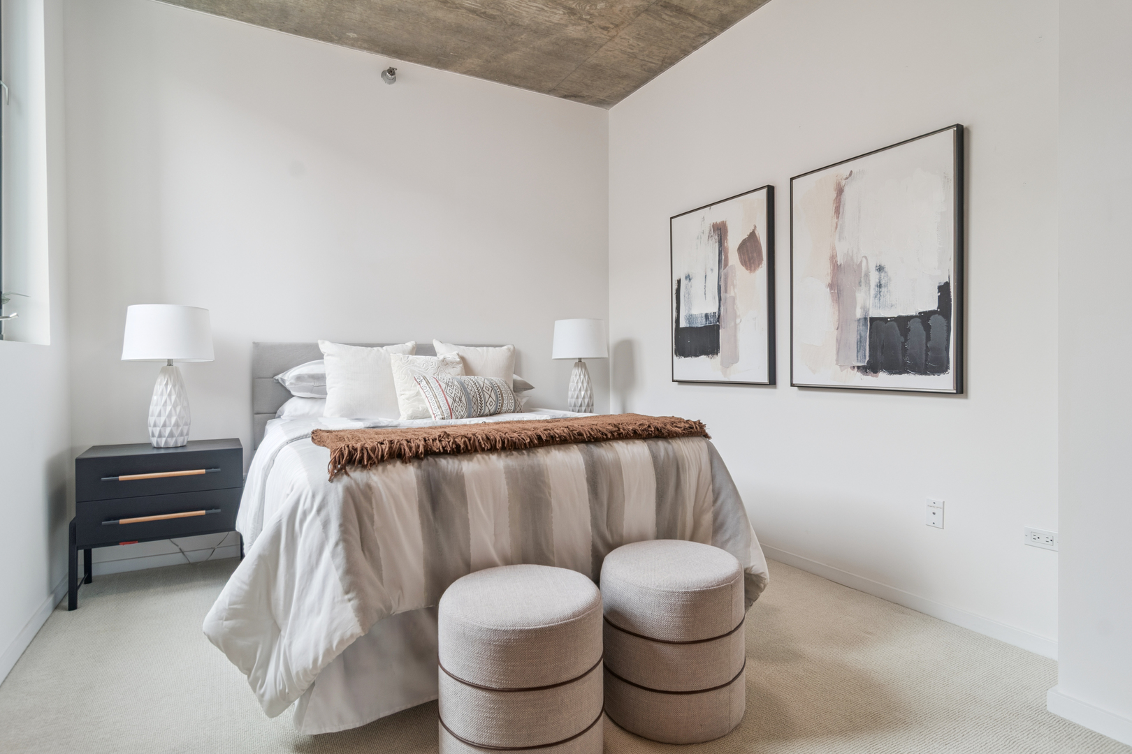 321 South Sangamon Street, Unit 501 Chicago, IL 60607 - Photo 9 of 11 a living room with a couch and a table