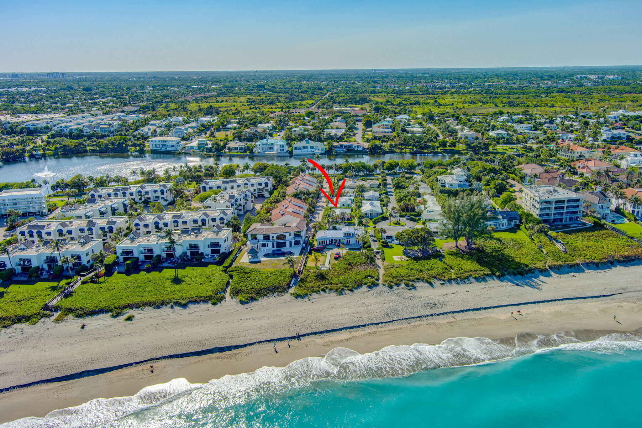 an aerial view of residential building and lake