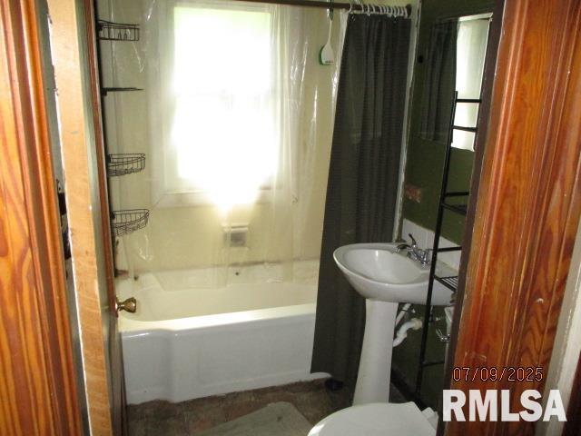 507 Waverly Road Davenport, IA 52804 - Photo 5 of 14 Gallery Image 5
