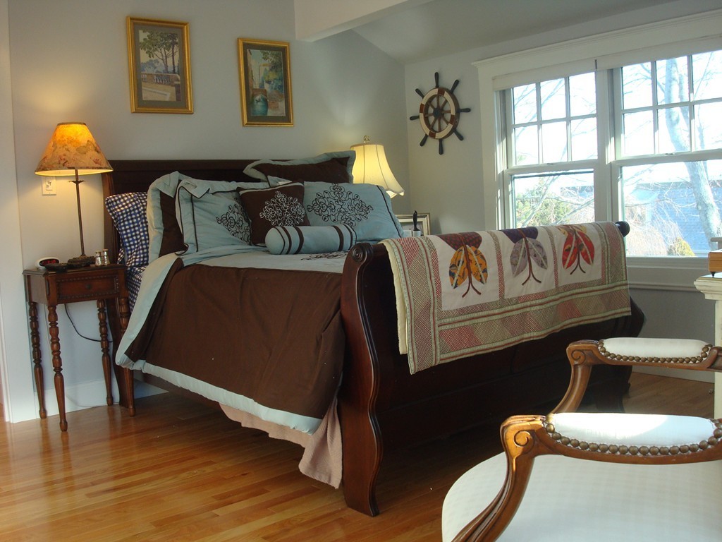 14 Atlantic Road, Unit 5 Gloucester, MA 01930 - Photo 10 of 17 a living room with furniture and a lamp
