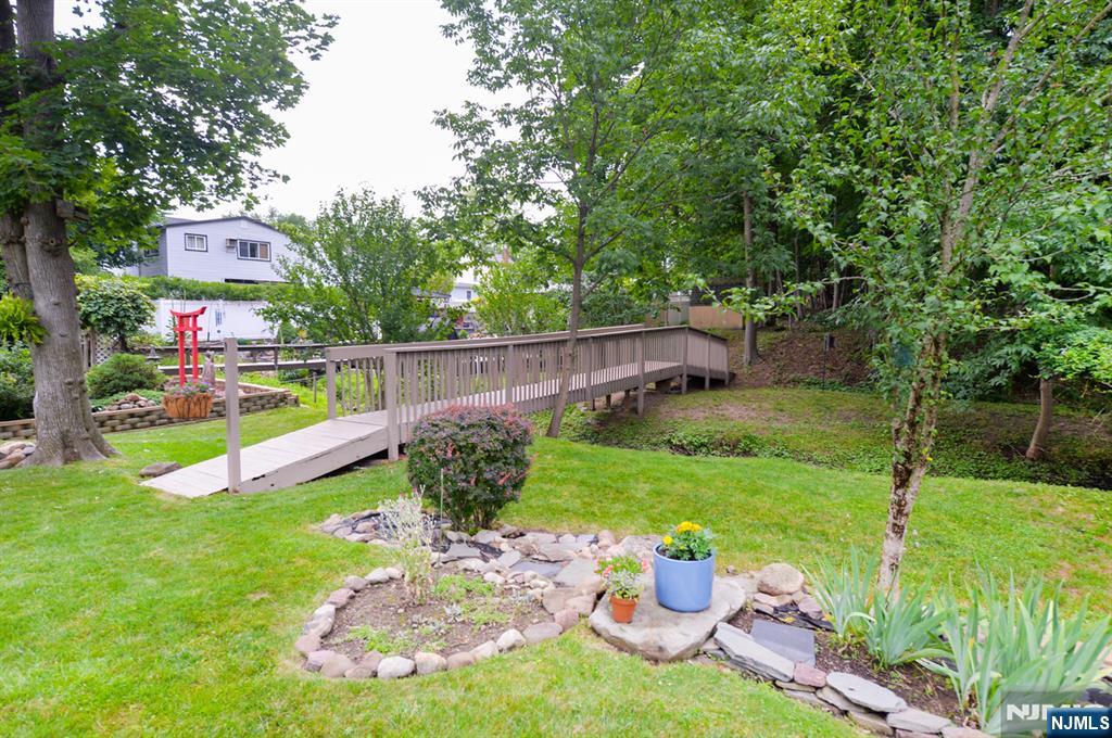 418 Burlington Road Paramus, NJ 07652 - Photo 21 of 30