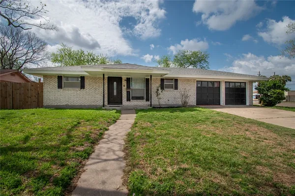 a view of a house with yard and tree s