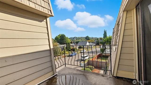 $199,000 | 437 Williams Avenue North, Unit 201, Renton, WA 98057