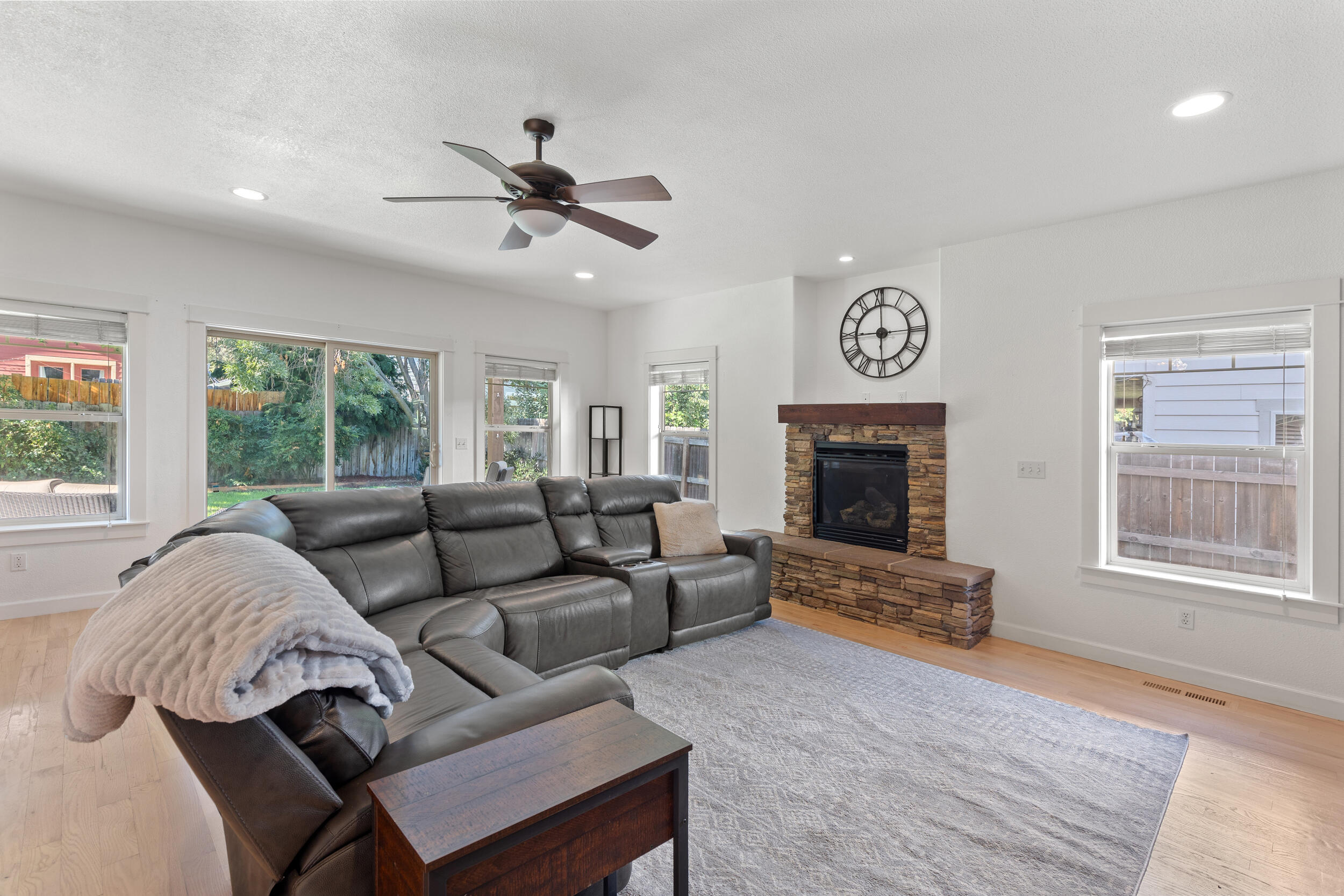 1032 Lithia Way Talent, OR 97540 - Photo 12 of 39 0R1A3853