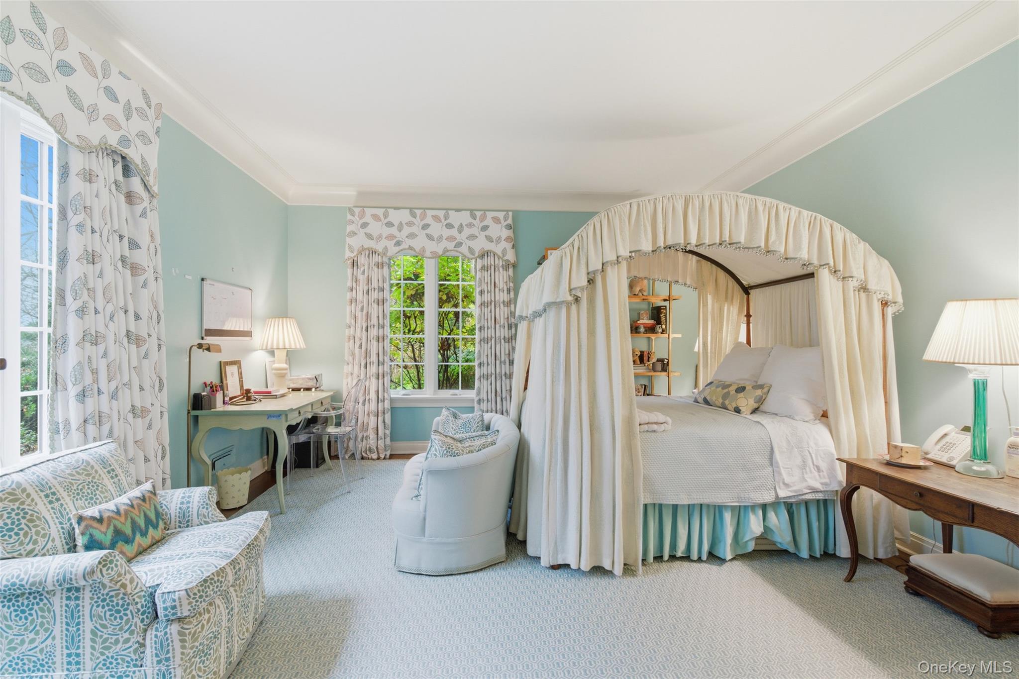 159 Factory Pond Road Mill Neck, NY 11560 - Photo 24 of 39 a living room with furniture