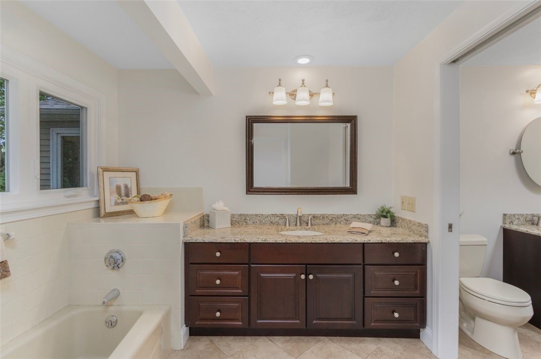 123 Hines Farm Road Cranston, RI 02921 - Photo 17 of 38